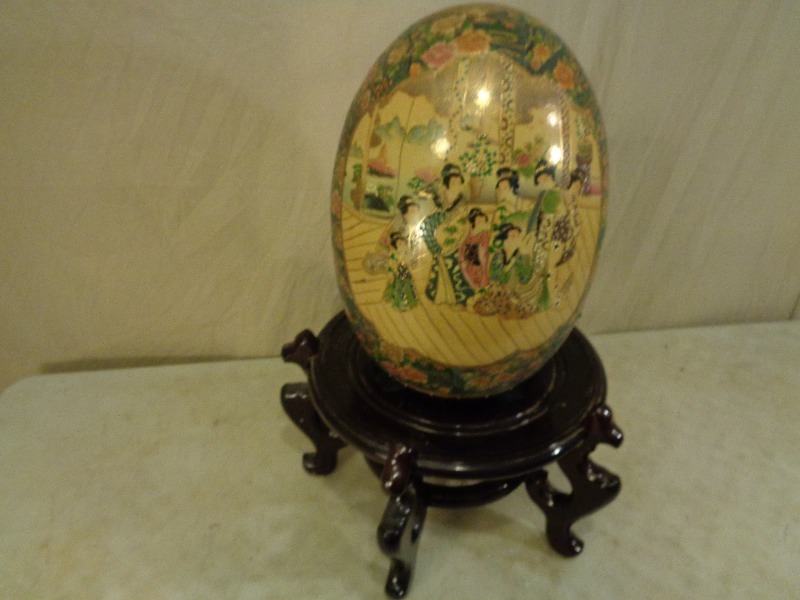 lot 15 image: Porcelain Egg With Stand