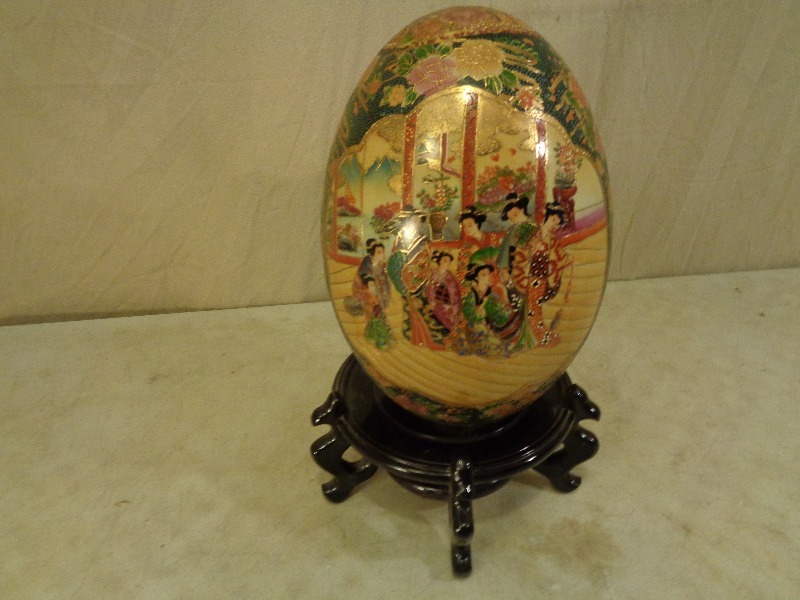 lot 16 image: Porcelain Egg With Stand