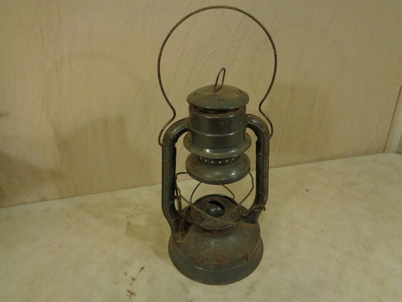 lot 26 image: Old Dietz No 2 D-Lite Lantern