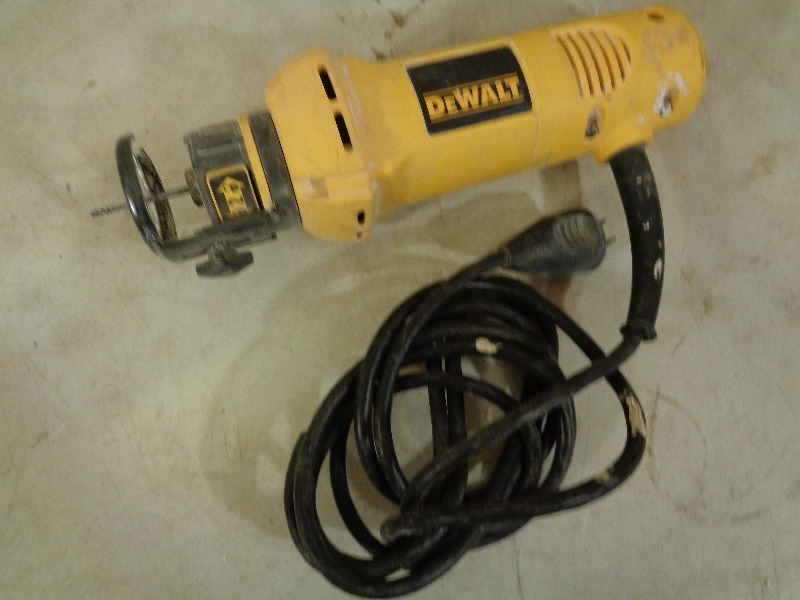 lot 29 image: DeWalt Cut Out Tool