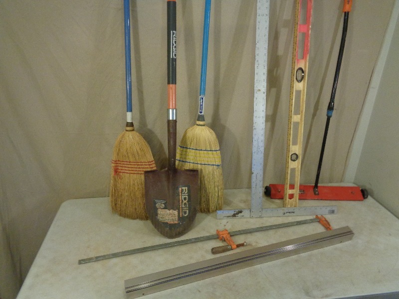 lot 74 image: Long Handle Tools