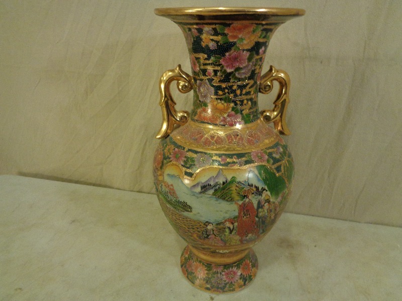 lot 19 image: Porcelain Vase Marked Satsuma