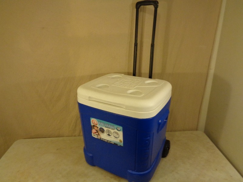 lot 108 image: Igloo Cooler on Wheels