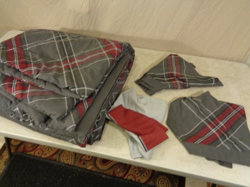 lot 115 image: Queen Comforter and Pillowcases