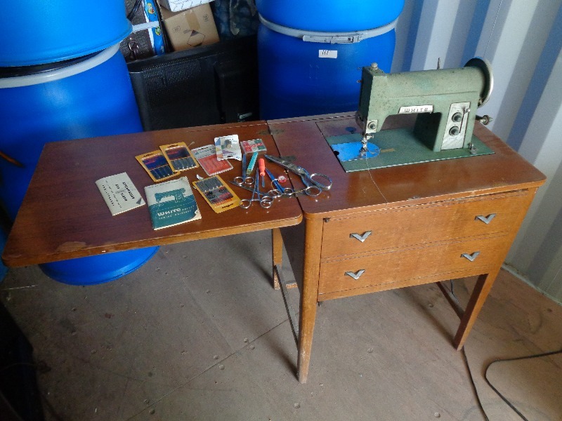 lot 101 image: White Sewing Machine and Cabinet