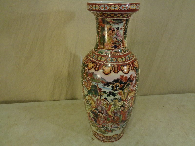 lot 22A image: Large Porcelain Vase