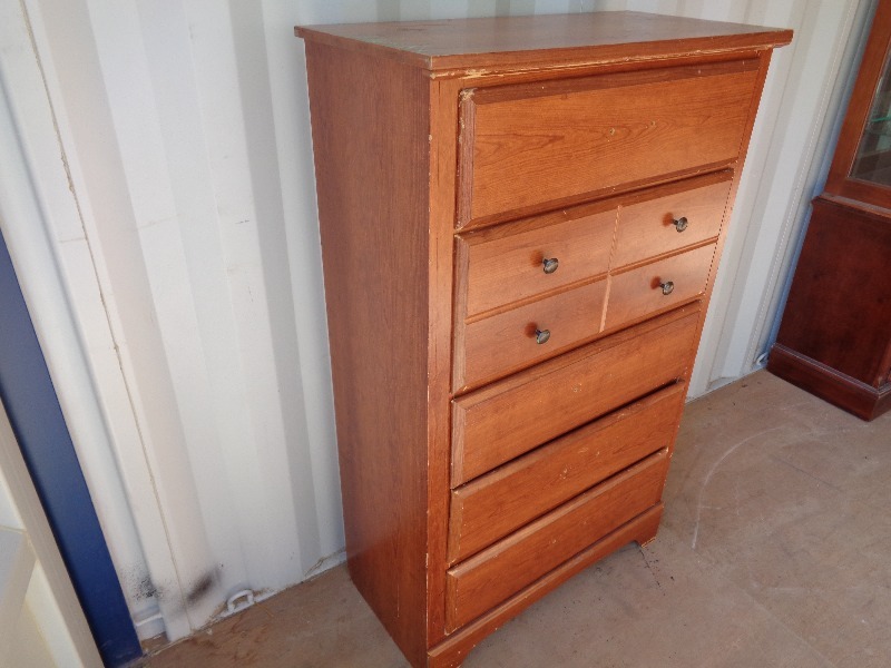lot 98 image: 5 Drawer Dresser