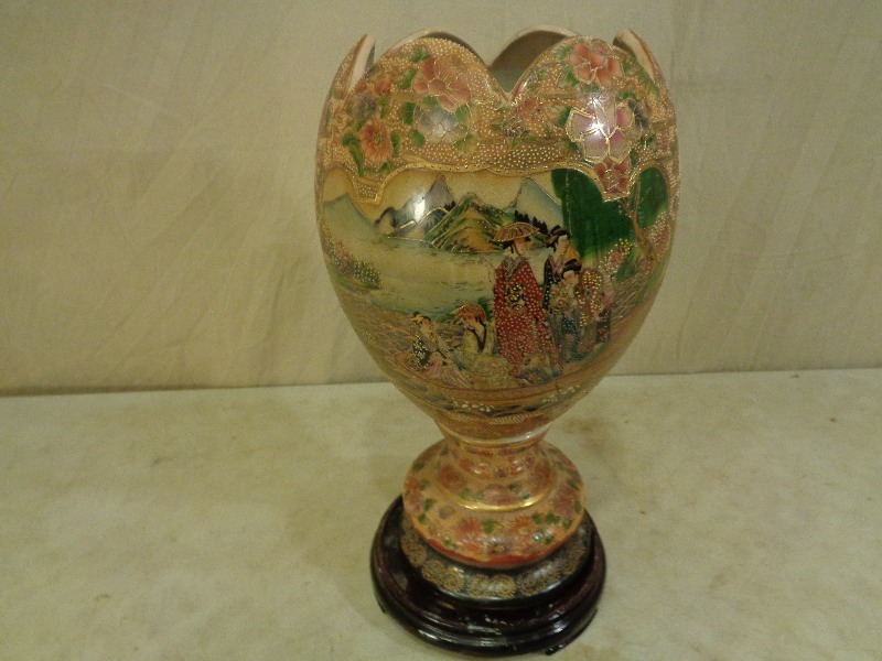lot 18 image: Porcelain Vase Marked Satsuma