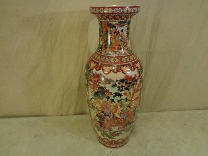 lot 22 image: Large Porcelain Vase