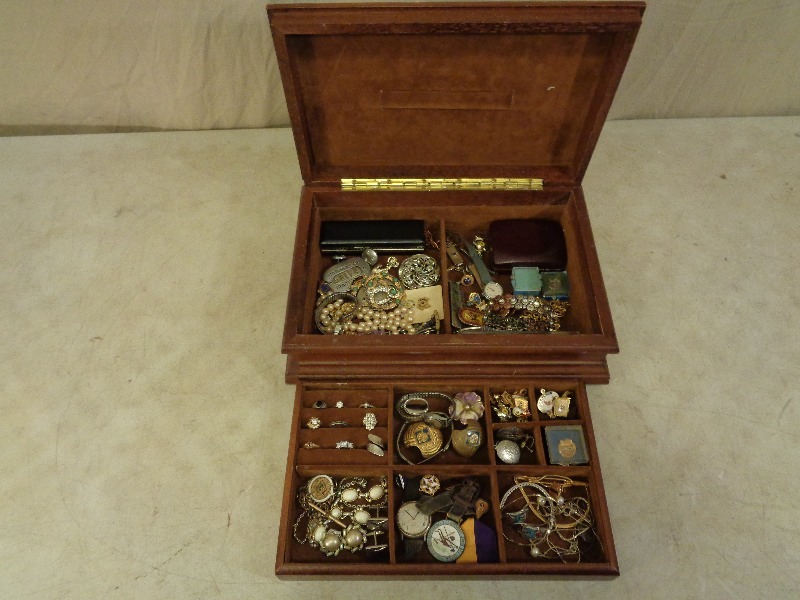 lot 8 image: Jewelry Box with Contents