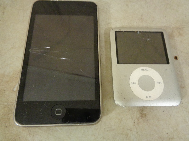 lot 171 image: 2 Apple Ipods for Repair
