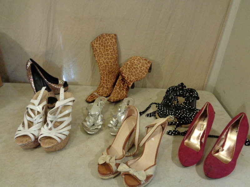 lot 225 image: Womens Shoes