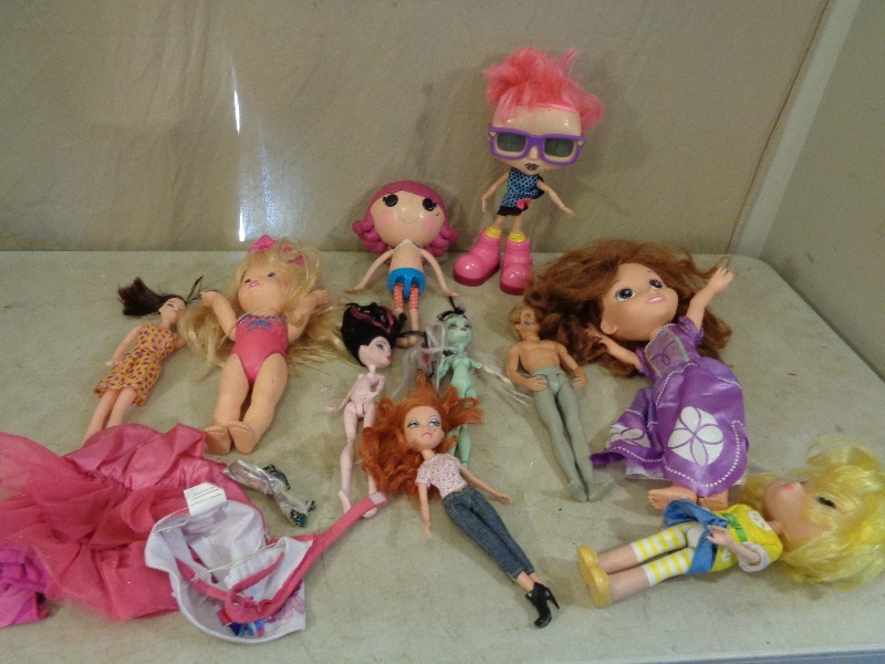 lot 230 image: Dolls