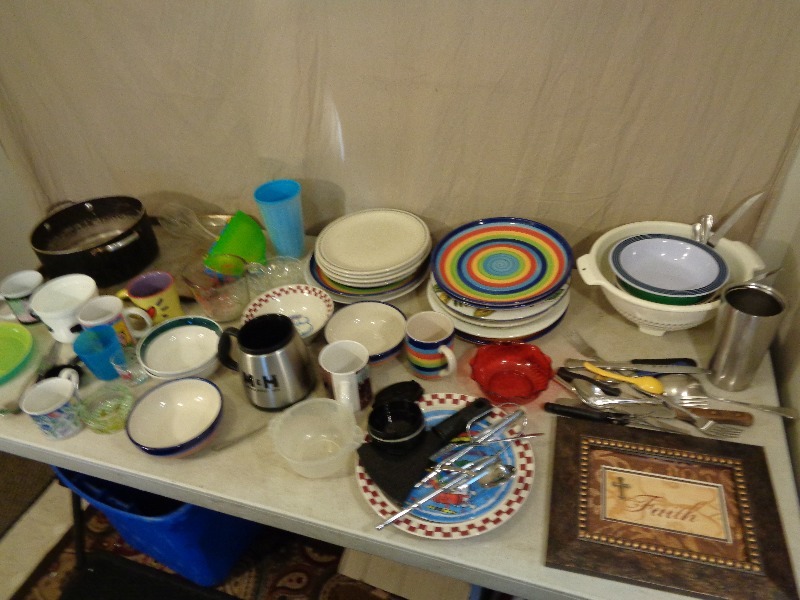 lot 238 image: Kitchen Items, Anchor Measuring Cup,  and More