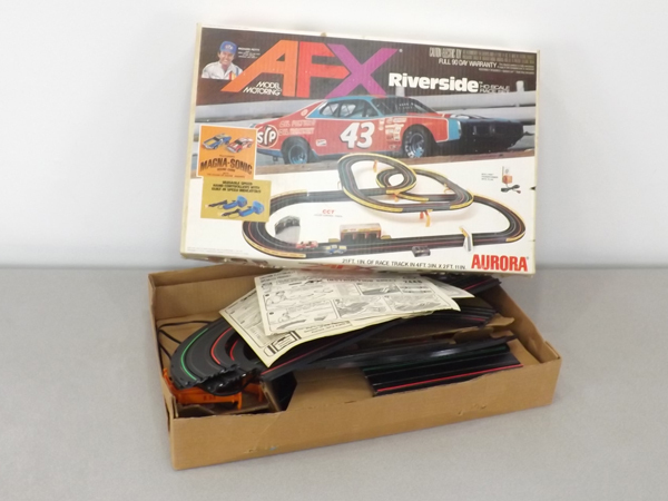 lot 5 image: Vintage Aurora AFX Slot Car Racing Set in Box