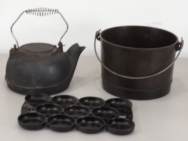 lot 7 image: Lot of 3 VintageAntique Cast Iron Pieces