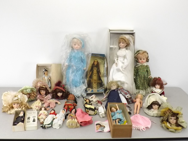 lot 12 image: Huge Lot of Vintage Dolls