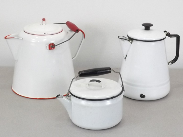 lot 20 image: Lot of 3 vintage Enamelware Tea & Coffee Pots