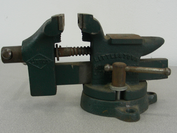 lot 39 image: Vintage Littlestown No. 110 Rotating Anvil Vise