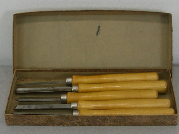 lot 44 image: Vintage Montgomery Ward Woodworking ToolChisel Set in Orig Box