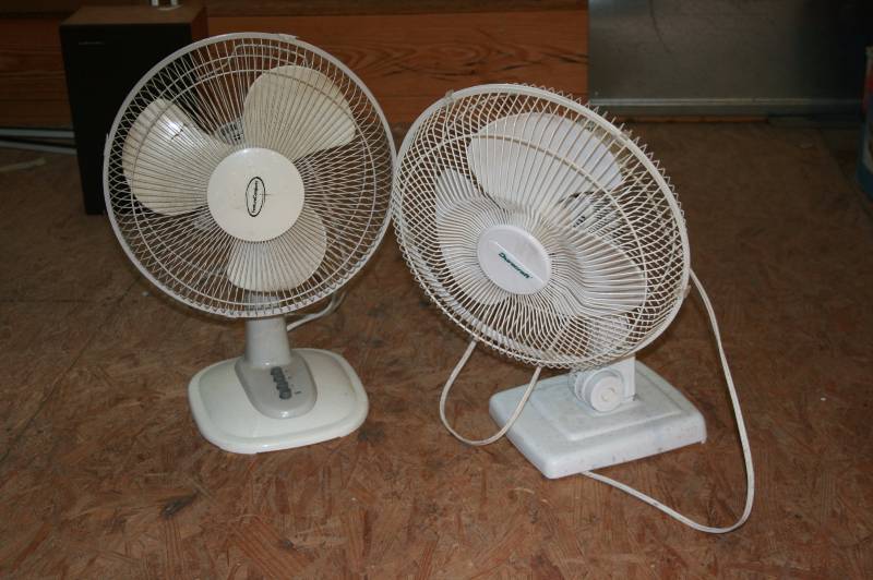 Lot of 2 fans