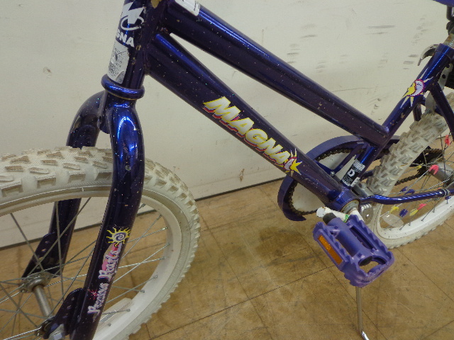 lot 2 image: 20 Girls Magna Precious Pearl Bike