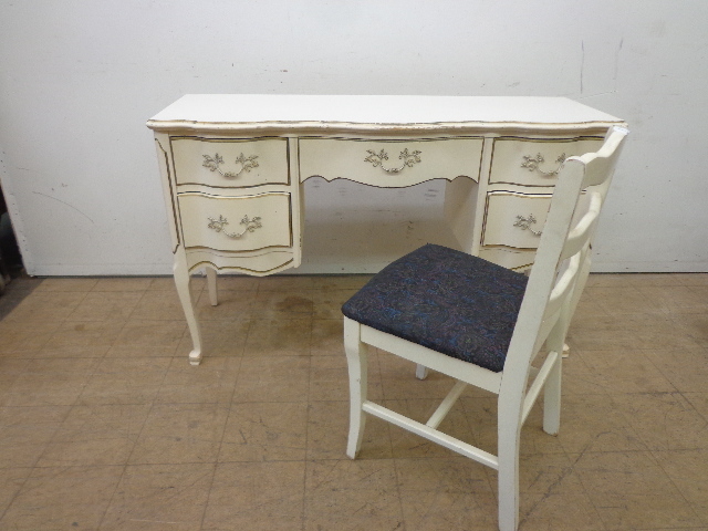 lot 15 image: White 5 drawer Desk & Chair