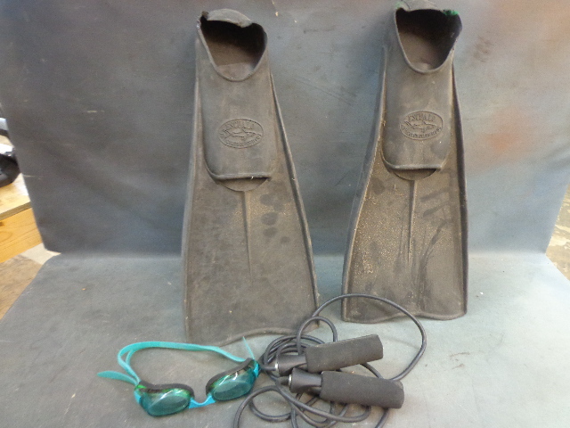 lot 19 image: Flippers, goggles & Jump Rope