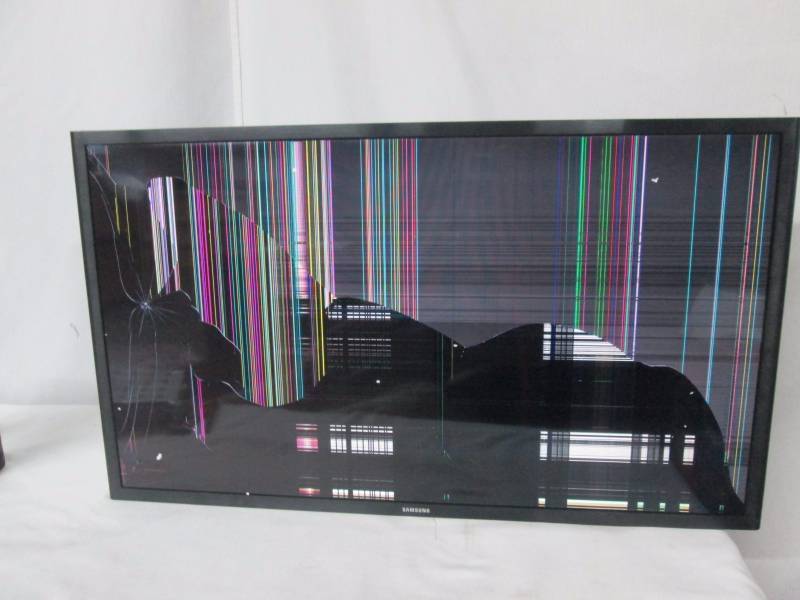 lot 80 image: Samsung 32 1080p LED TV