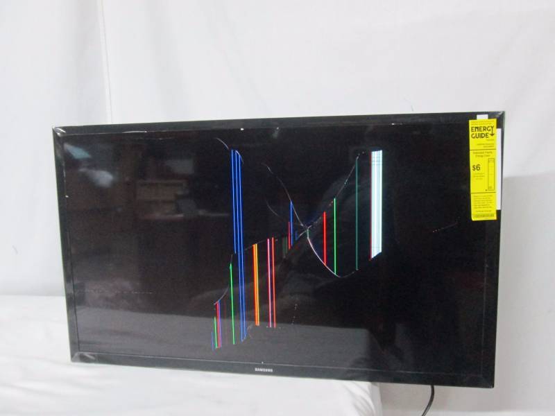 lot 79 image: Samsung 32 720p LED TV - Broken Screen