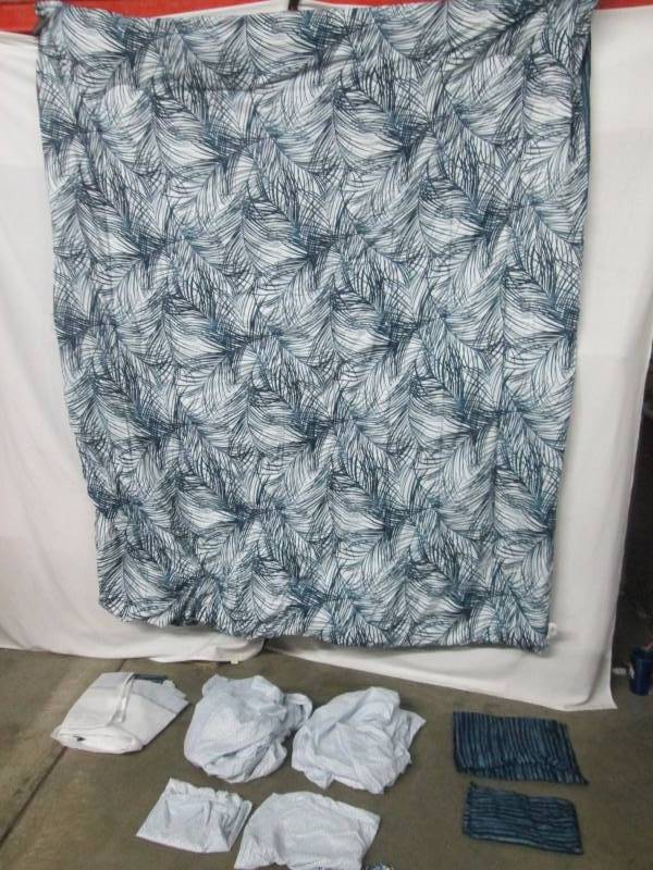 lot 69 image: Alcove Tropicana Comforter - Full