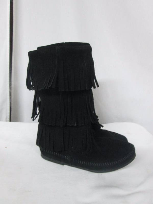 lot 57 image: Minnetonka Womens 3-Layer Fringe Boot