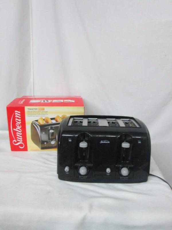 lot 45 image: Sunbeam 4-Slice Wide-Slot Toaster