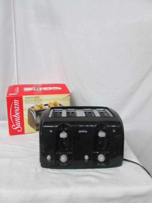 lot 46 image: Sunbeam 4-Slice Wide-Slot Toaster