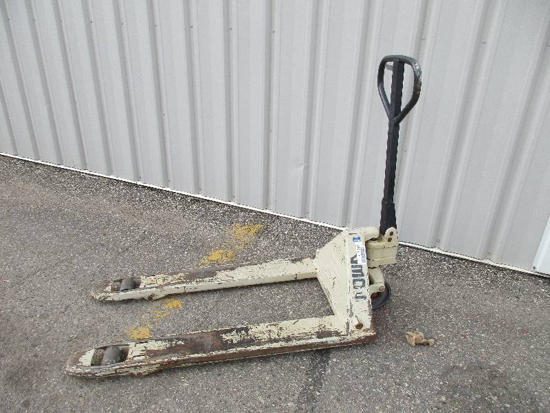 lot 3 image: Pallet Jack