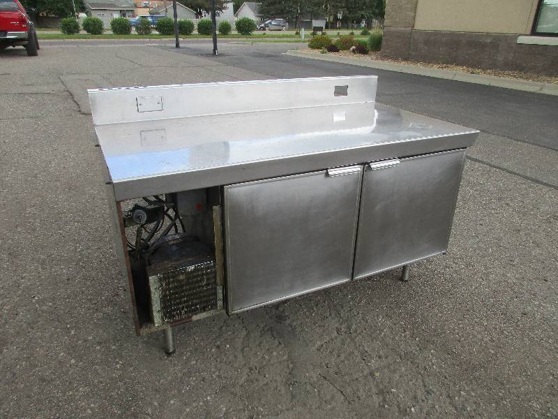 lot 4 image: Cooler cabinet