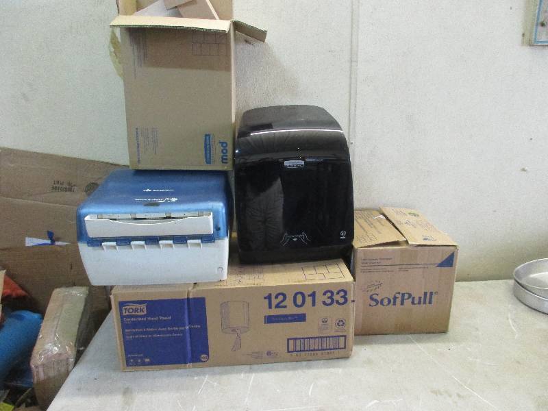 lot 20 image: Paper towel dispensors & towels