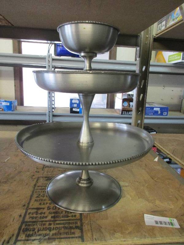 lot 17 image: 3 Tiered tower