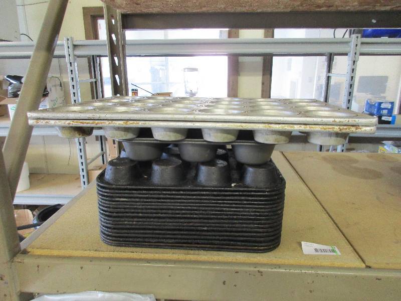 lot 19 image: Muffin tins