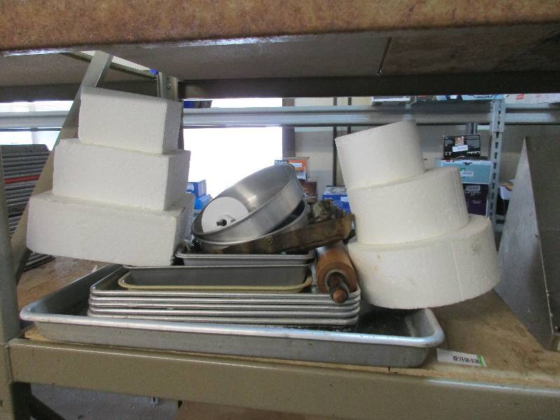 lot 25 image: Cooking pans and cake molds