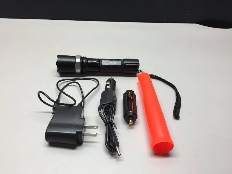 lot 40 image: I-ZOOM SWAT FLASH LIGHT