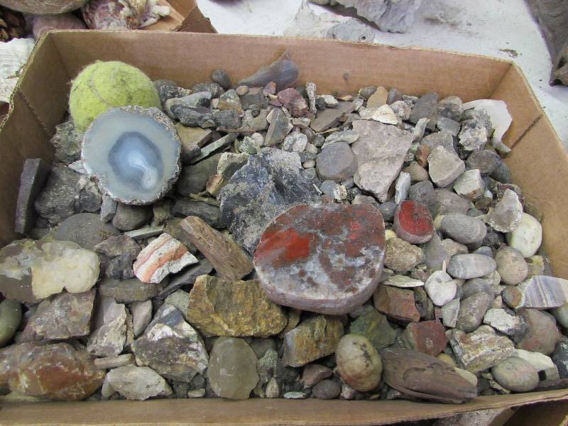 lot 2 image: Flat of Rock and agate