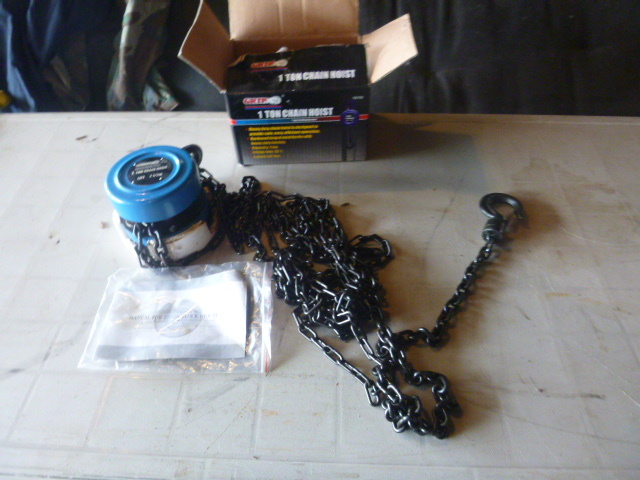 lot 7 image: Grip 1 Ton Chain Hoist