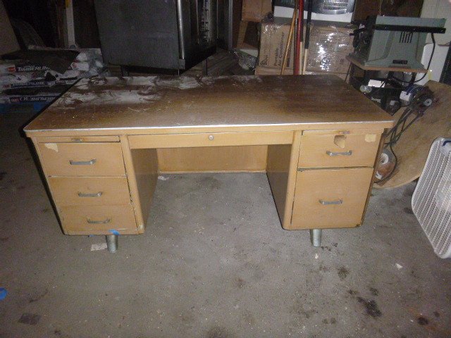lot 20 image: Metal Desk
