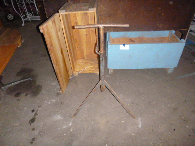lot 28 image: Helper Stand