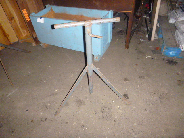 lot 29 image: Helper Stand