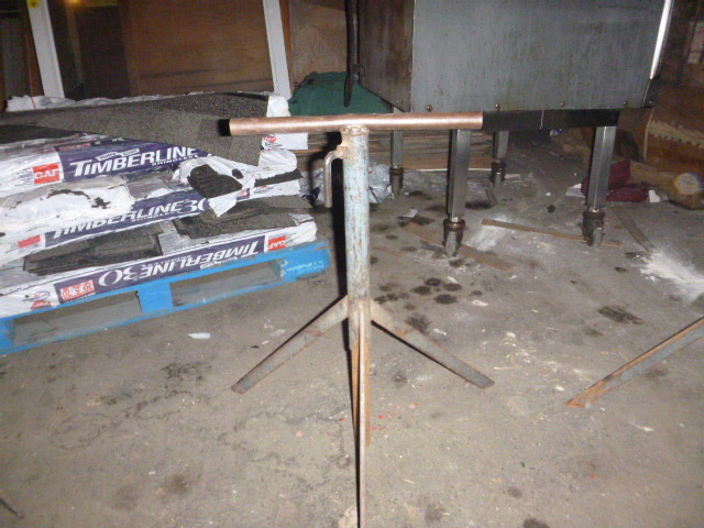lot 31 image: Helper Stand