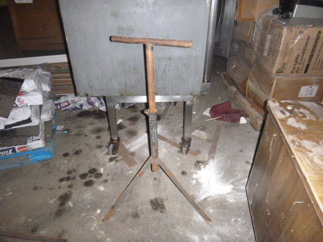 lot 32 image: Helper Stand