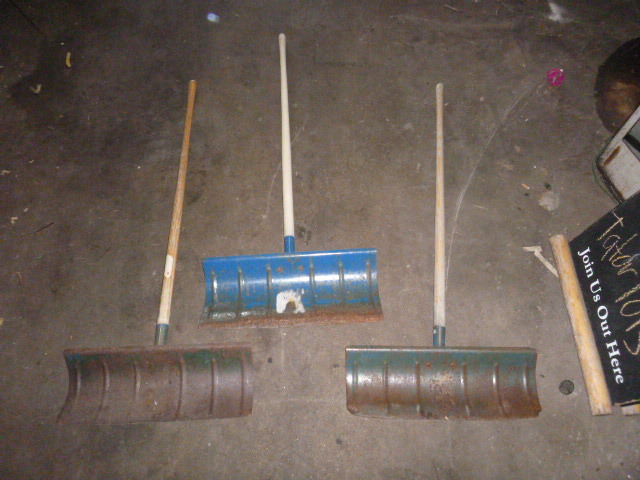 lot 44 image: 3 Snow Shovels