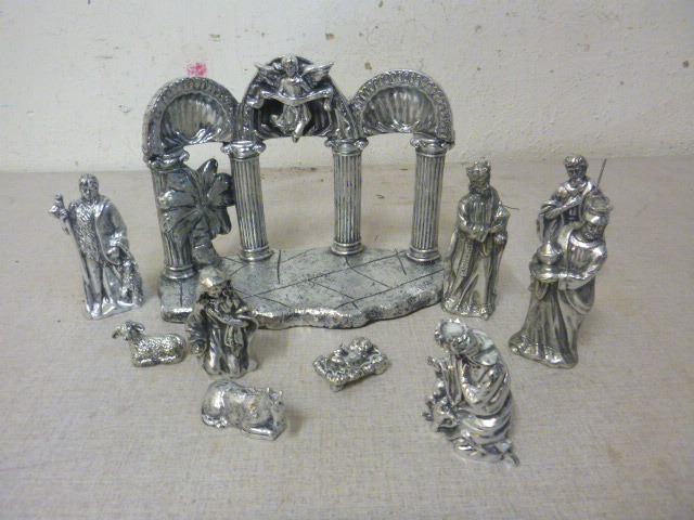 lot 80 image: Nativity Set